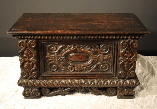 Small carved chest of the Italian Renaissance - Lombardy 16th century - Renaissance